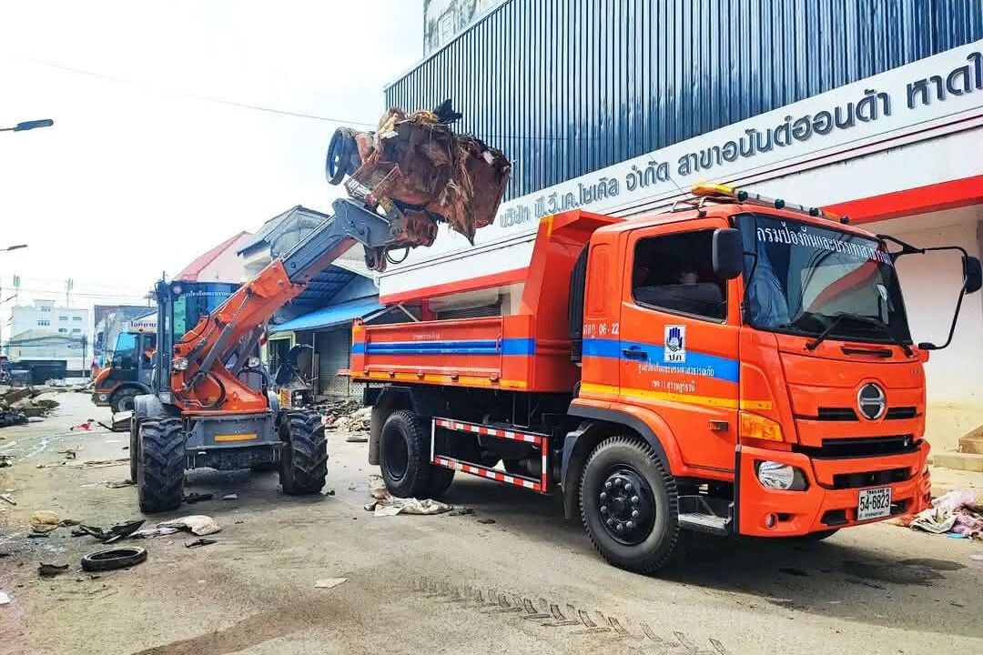 Ein Paus-Lader belädt einen Muldenkipper in Thailand