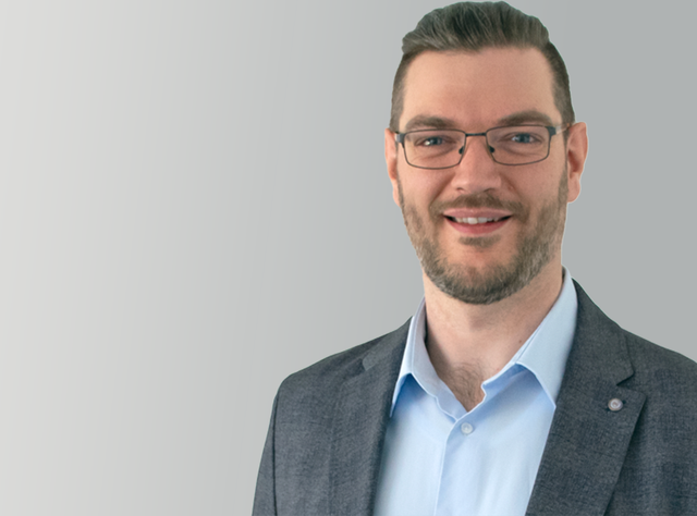 As Product Manager at the Codesys Group, Bernhard Reiter is responsible for activities relating to artificial intelligence. Codesys pursues a pragmatic AI approach: instead of unpredictable control logic, the company relies on assistance systems. Whether chatbot, automated code suggestions or troubleshooting - developers should noticeably save time, work more productively and have more fun. Bernhard Reiter explains the approach.