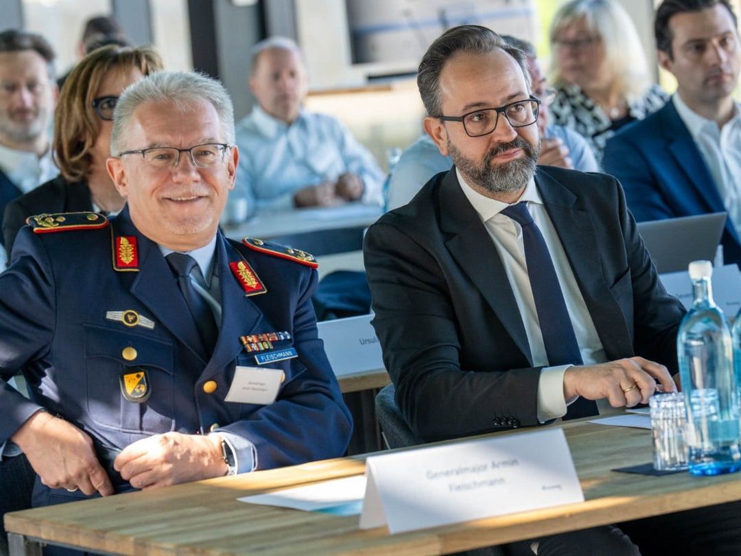 Fraunhofer FKIE opens site in Leipzig for defense and security research More than 150 participants from politics, science, industry, NATO, the German Armed Forces and authorities and organizations with security tasks accepted the invitation from Fraunhofer FKIE. Among the supporters and guests were Major General Armin Fleischmann, Head of Planning CIR and Digitization of the Bundeswehr in the Cyber and Information Space Command, and the Saxon Minister of Science Sebastian Gemkow (from left to right).