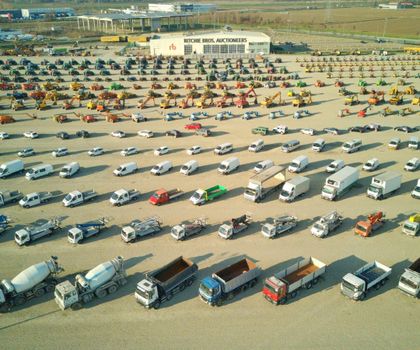 Rekordjahr für Ritchie Bros.: Über 19.000 Maschinen und Fahrzeuge verkauft Der Fuhrpark von Ritchie Bros in der Luftaufnahme