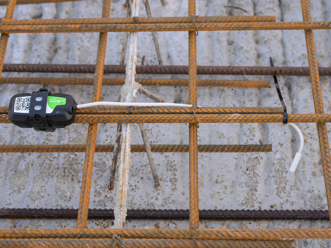 Die Überwachung der Temperatur des verbauten Betons auf der Baustelle erfolgte über digitale Sensoren. Damit kann der perfekte Zeitpunkt zum Ausschalen oder Glätten von Oberflächen bestimmt werden. Die drahtlosen Sensoren bieten somit Zeit- und Kostenersparnisse beim Betonbau.