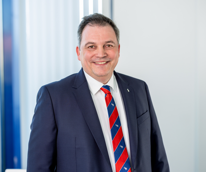 Ralph Kleideiter übernimmt Vertrieb bei Schmitz Cargobull Ralph Kleideiter ist neuer Vertriebsvorstand bei Schmitz Cargobull und lächelt in die Kamera