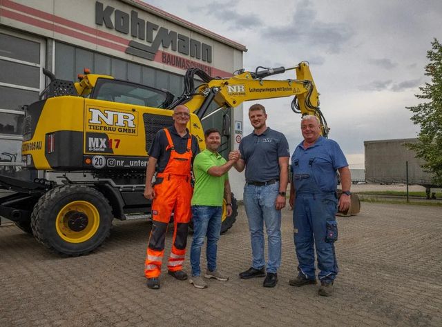 Die Verterter von Hydrema und der NR-Unternehmensgruppe bei der Übergabe des MX17G