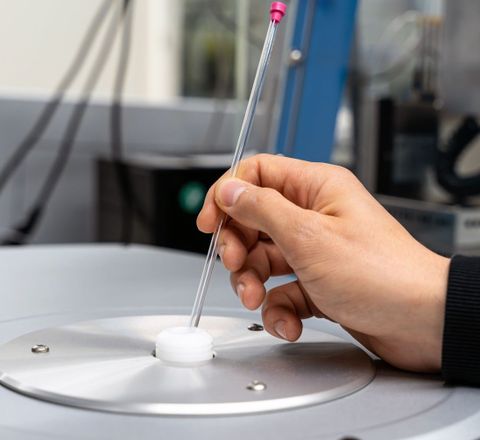 Das Glasröhrchen mit der Probe wird in ein NMR-Spektrometer eingeführt.