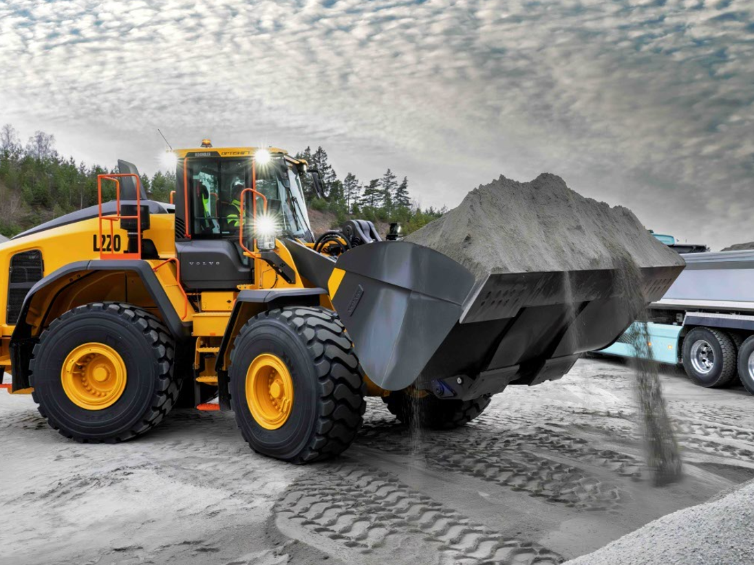 Seit rund 70 Jahren steht Volvo CE an der Spitze der Radladertechnologie und setzt diese Tradition nun eindrucksvoll fort: Beginnend mit einer ersten Welle, die fünf Modelle in den Größen vom L150 bis zum L260 umfasst, führt das Unternehmen eine neue Radlader-Generation ein. Im Fokus der Entwicklung standen maximale Produktivität und Effizienz bei einer Vielzahl von Anwendungen, darunter Materialumschlag, Einsätze im Steinbruch, in der Holzindustrie, Erdarbeiten oder Aufgaben rund um Abfall und Recycling.