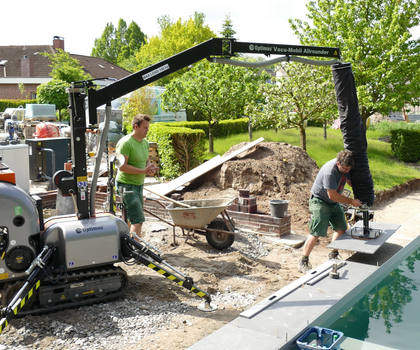Eine neue Pflasterverlegemaschine PaveJet S24 im Einsatz auf der Baustelle eines Pools
