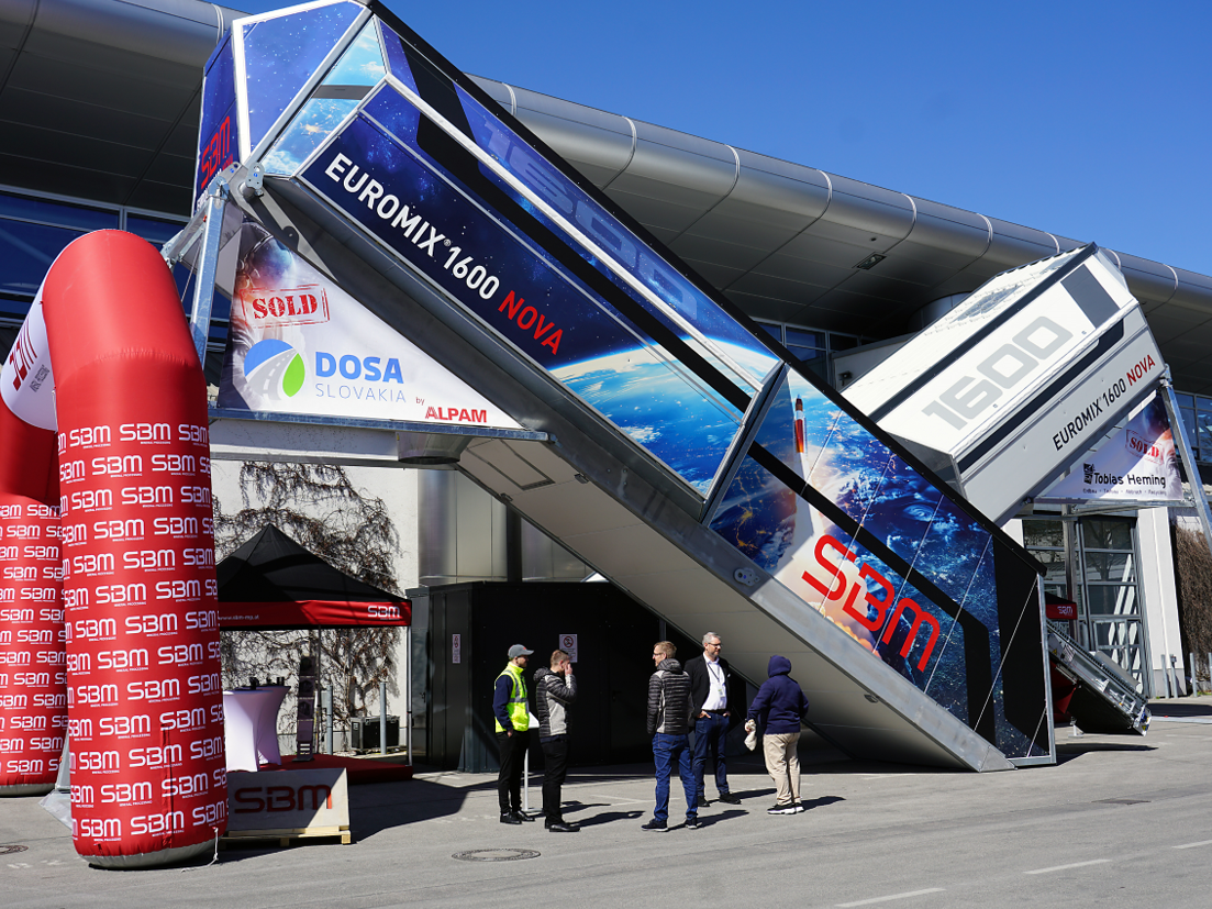 Semimobilen und stationären Betonmischanlagen am SBM-Stand der bauma 2025