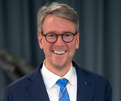 Der Verband Deutscher Maschinen- und Anlagenbau (VDMA) hat Philip Harting in seinen Hauptvorstand berufen. Der CEO der Harting Technologiegruppe engagiert sich künftig für die Interessen des deutschen und europäischen Maschinenbaus.