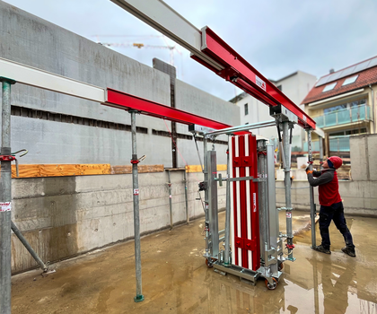 klappMAX: Eine neue Ära in der Deckenschalung? Ein Arbeiter installiert klappMAX von Mayer Schaltechnik auf einer Baustelle