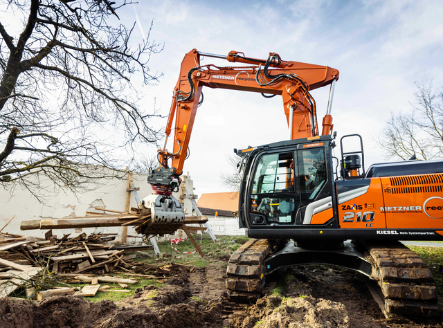 KTEG Abrissbagger KMC400P-6 – und es läuft...