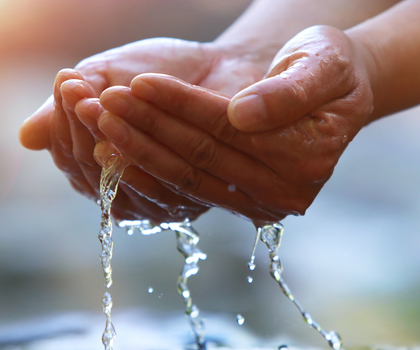 Umfrage IFAT Munich 2026: Bevölkerung sieht Wasserversorgung in Deutschland nicht krisenfest Hände die Wasser schöpfen, das unten durch die Hände rinnt als Symbolbild für eine Wasserversorgung mit sauberen Wasser