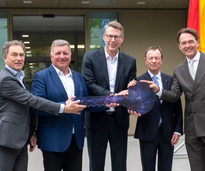 Fünf Personen halten einen großen Schlüssel symbolisch zur Einweihung (Dies sind Matthias H. Tschöp, Sebastian Suerbaum Markus Blume, Christian Bernreiter, Thomas Jenkel)