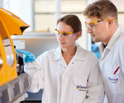 C. Gerhardt: 180 Jahre Unternehmensgeschichte in der analytischen Labortechnik Mitarbeitende der C. Gerhardt GmbH & Co. KG