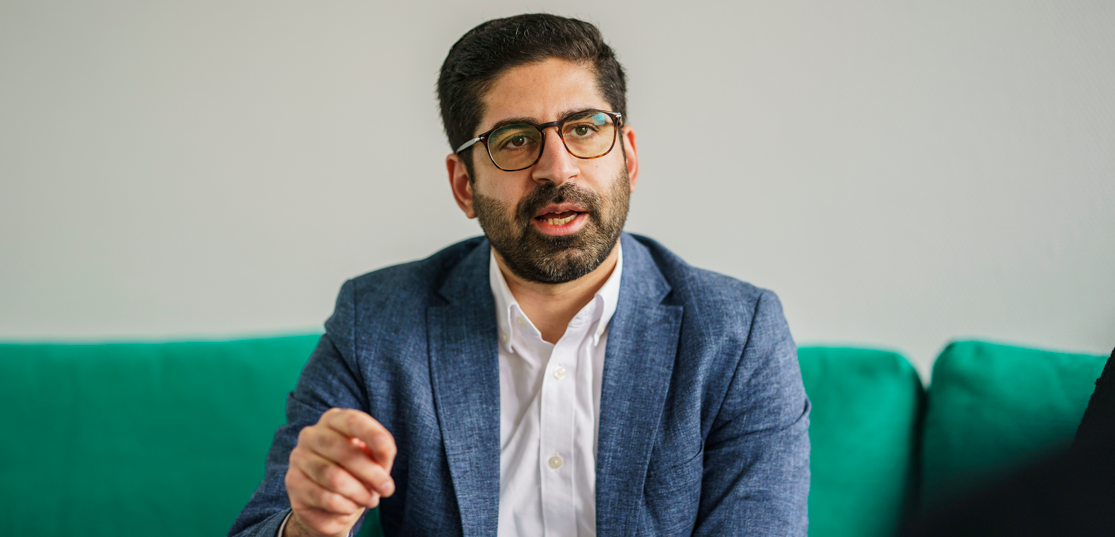 Bayer plant Rückzug aus Industriepark Höchst – Kritik von Politik und IHK Hessen, Wiesbaden: Kaweh Mansoori (SPD), Minister für Wirtschaft, Energie, Verkehr, Wohnen und ländlichen Raum, sitzt auf grünen Sofa.