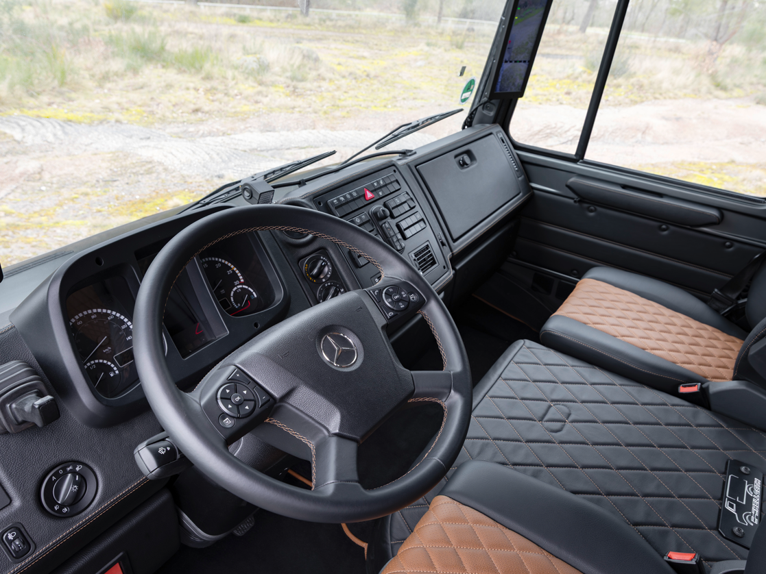Blick in das Cockpit des Luxus-Unimogs mit vielen Lederbauteilen