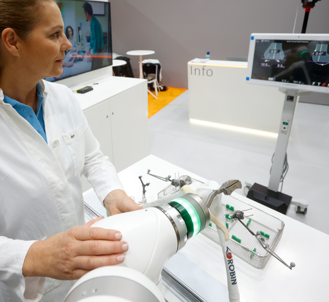 Medica und Compamed 2025: Robotikanwendungen erschließen sich immer mehr Einsatzfelder in der Medizin. Robotikanwendungen erschließen sich immer mehr Einsatzfelder in der Medizin Symbolbild zeit Labormitarbeiterin im Labor mit Robotikarm