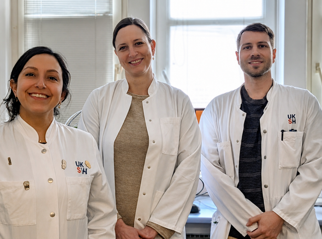 Morbus Crohn: Immunantwort auf Candida albicans kann krankheitsfördernd sein Das Team: Rios Martini, Bacher, Hofmann. Forschende des Exzellenzclusters „Precision Medicine in Chronic Inflammation“ (PMI) an der Christian-Albrechts-Universität zu Kiel.