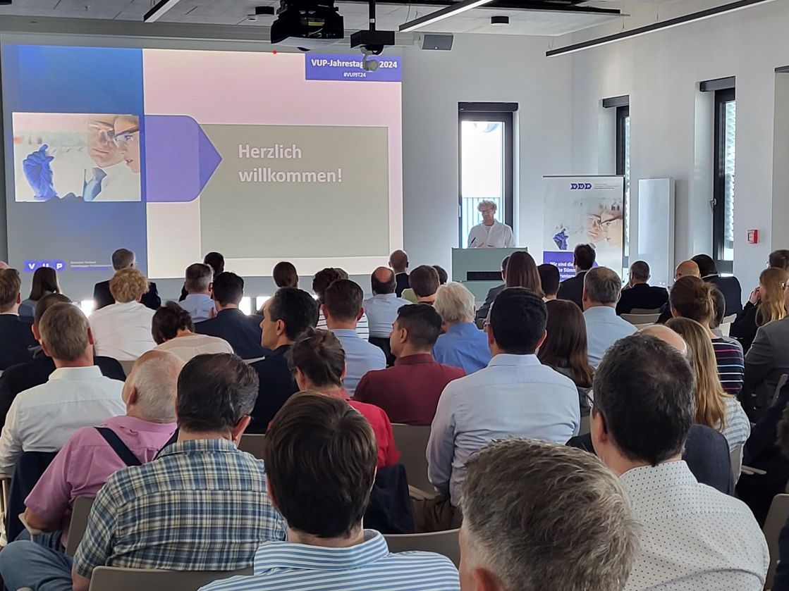 Bei der VUP-Jahrestagung 2024 in Saarbrücken (Konferenzraum mit Teilnehmenden) Bei der VUP-Jahrestagung 2024 in Saarbrücken (Blick in den Konferenzraum mit Teilnehmenden)