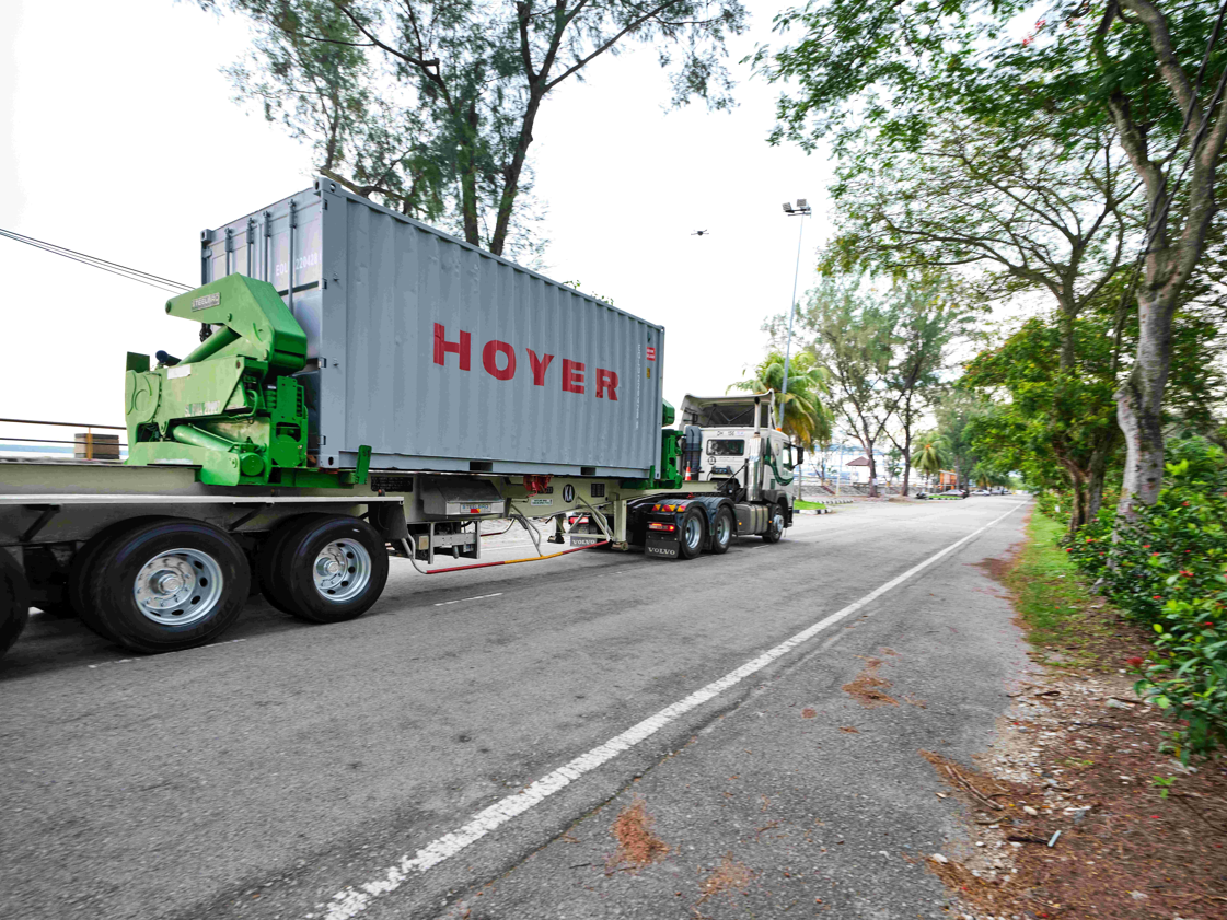 Ein Hoyer-Container auf einem Transporter