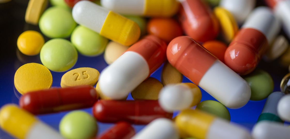 Pharmabranche erwartet Wachstum - auch wegen Vorzieheffekt im Zollstreit Verschiedene Tabletten, Kapseln und Dragees liegen auf einem Tisch.