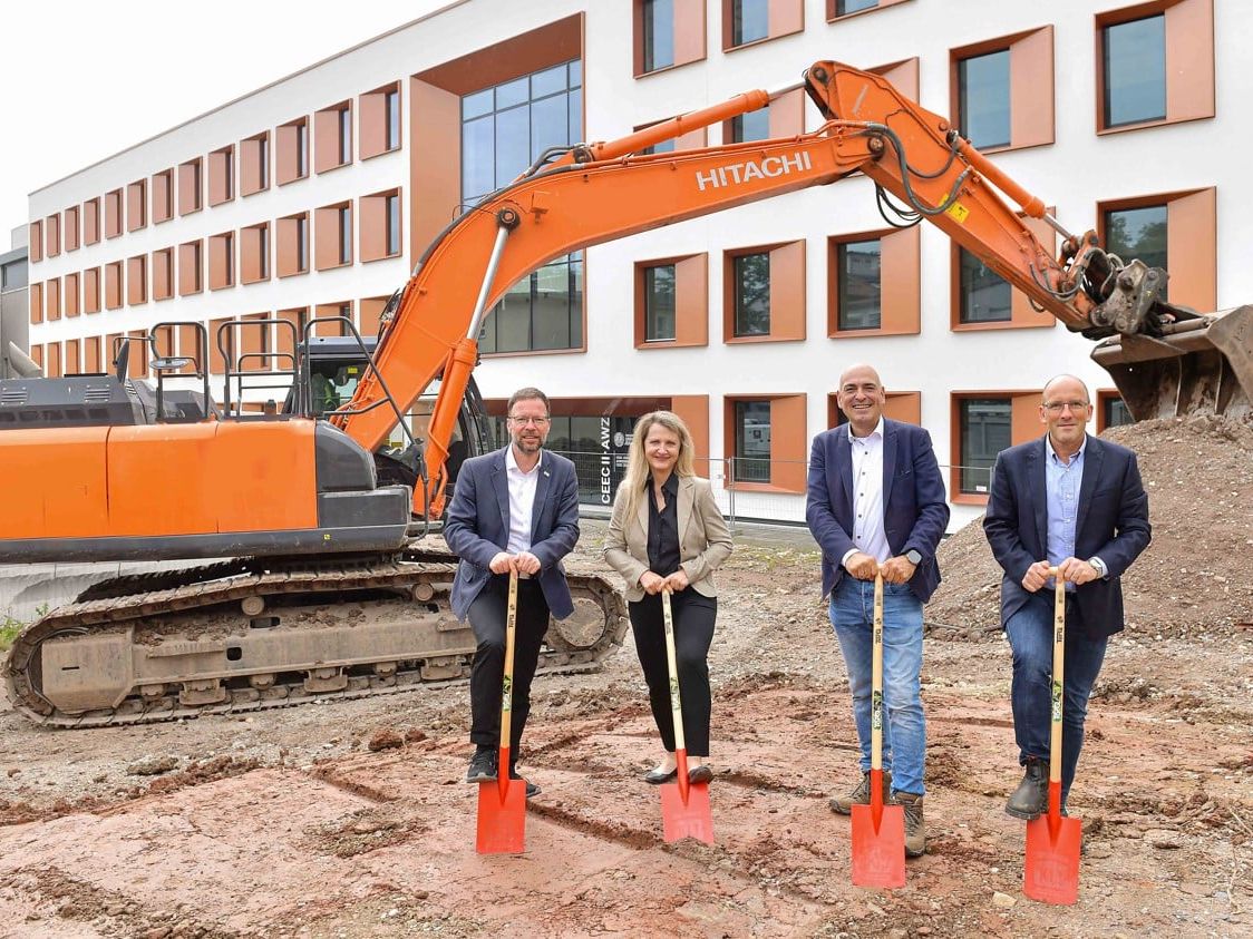 Vom Labor in die Fabrikation: In Jena entsteht das Gründungszentrum „lab2fab“ Thomas Nitzsche, Beate Wachenbrunner, Ulrich S. Schubert und Georg Pohnert beim Spatenstich für das neue Gründerzentrum in Jena