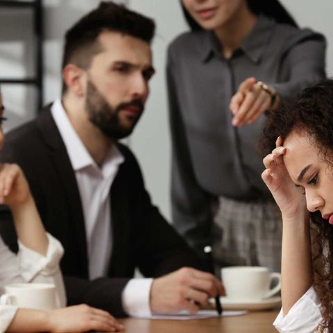 Beruf und Führung: Der stille Saboteur: Wie toxische Kollegen Teams zersetzen