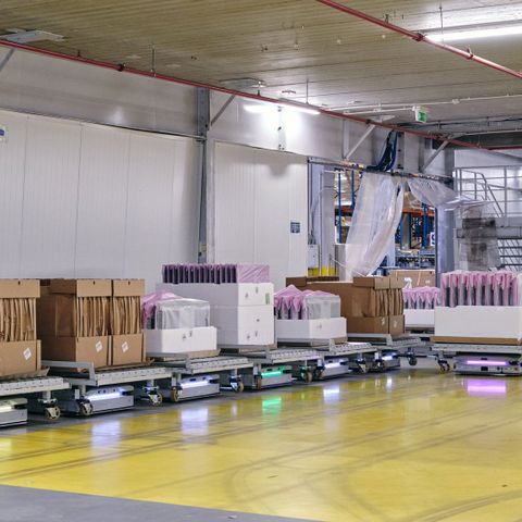 Verzahnter Materialfluss: KUKA automatisiert Materialtransport bei TV-Hersteller