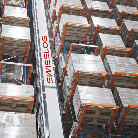 Vectura-Systeme schaffen Kapazitäten für Spitzenlasten: Swisslog bringt Hochregallager für Lebkuchen-Schmidt auf Kurs