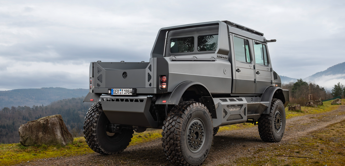 Unimog Eine Luxusvariante des Unimogs in einer Berglandschaft