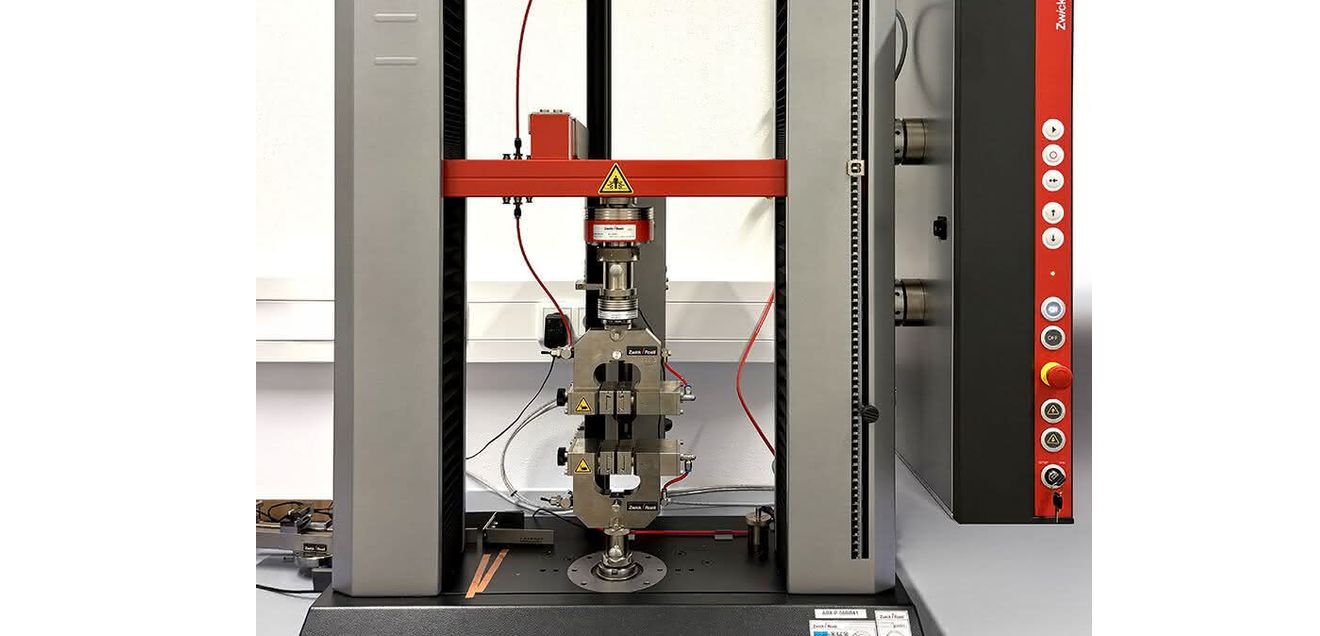 Zugprüfmaschine: Prüfung mechanischer Eigenschaften von Masterbatches