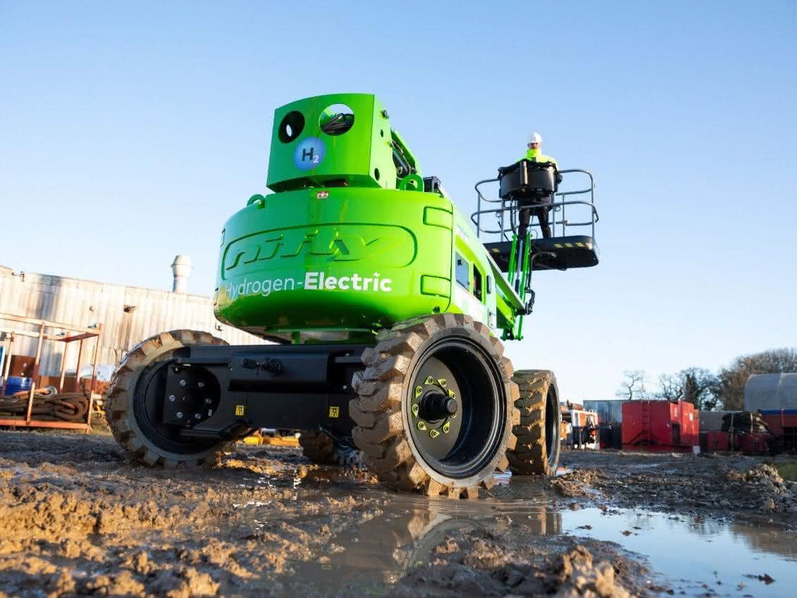 Eine grüne Hubarbeitsbühne von Niftylift, die mit Wasserstoff betrieben wird, auf einer Baustelle