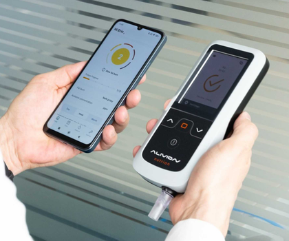 Der Atem-Aceton-Analysator Nutrion wird über eine Smartphone-App bedient und ermöglicht die selbstständige Messung von Atemaceton als Biomarker des Fettstoffwechsels. Der Atem-Aceton-Analysator Nutrion wird über eine Smartphone-App bedient und ermöglicht die selbstständige Messung von Atemaceton als Biomarker des Fettstoffwechsels.