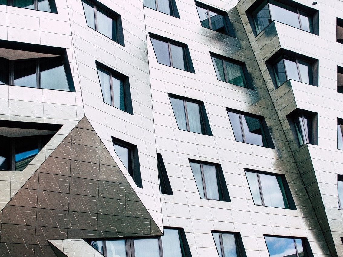 Fassade Eine moderne Fassade eines großen Gebäudes aus Sichtbeton