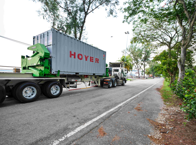 Hoyer Group wächst und übernimmt Inter-Tank Ein Hoyer-Container auf einem Transporter