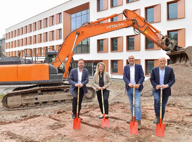 Vom Labor in die Fabrikation: In Jena entsteht das Gründungszentrum „lab2fab“ Thomas Nitzsche, Beate Wachenbrunner, Ulrich S. Schubert und Georg Pohnert beim Spatenstich für das neue Gründerzentrum in Jena