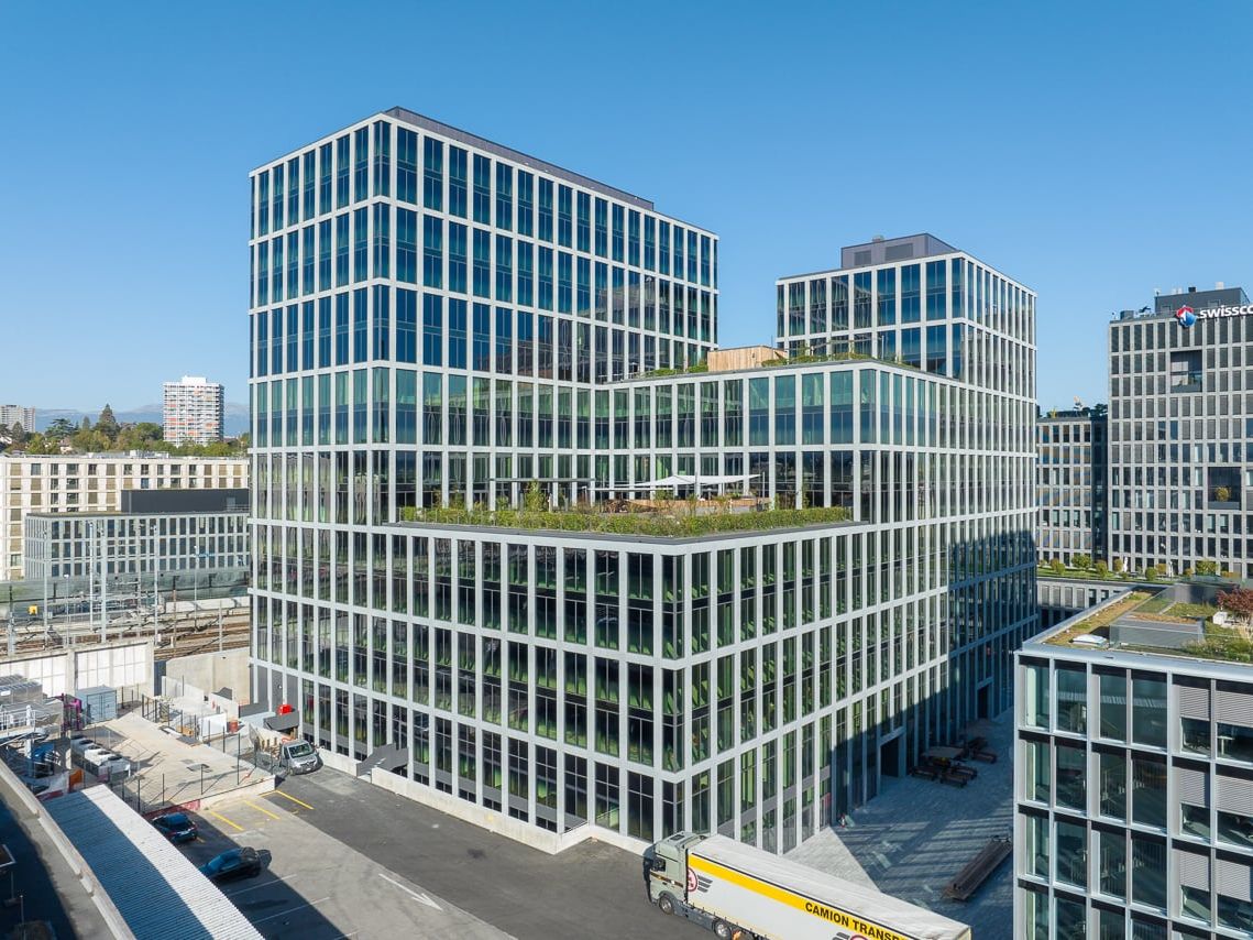 Dynamischer Sonnenschutz und Brandschutz kombiniert – Modernes Arbeiten im Alto Pont-Rouge