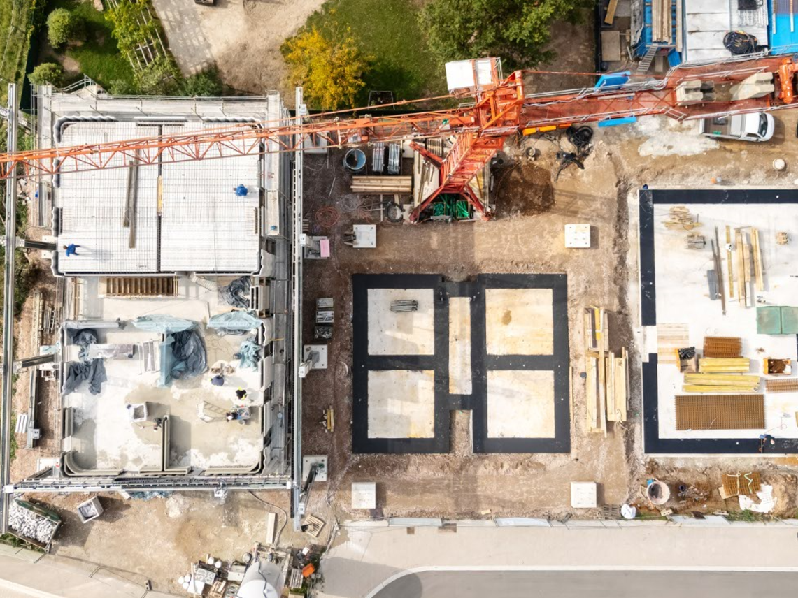 Für den Wohnungsbau bedeutet das einen technologischen Schritt nach vorn: Digitalisierung, moderne Baustoffe und klimafreundliche Produktion greifen erstmals in einer vollkommen industrialisierten Prozesskette ineinander.