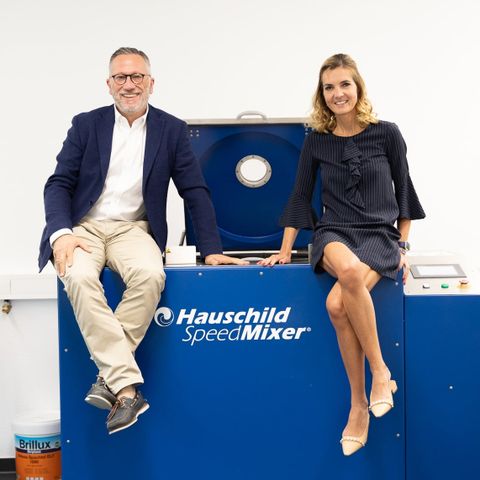 Batterieforschung: Warum der Mischprozess entscheidend ist - Interview mit dem Unternehmerehepaar Boccola Das Unternehmerpaar Mareike und Fabio Boccola mit einem Großserien-Mischgerät des Familienunternehmens Hauschild SpeedMixer.