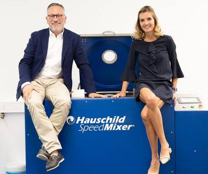 Das Unternehmerpaar Mareike und Fabio Boccola mit einem Großserien-Mischgerät des Familienunternehmens Hauschild SpeedMixer.
