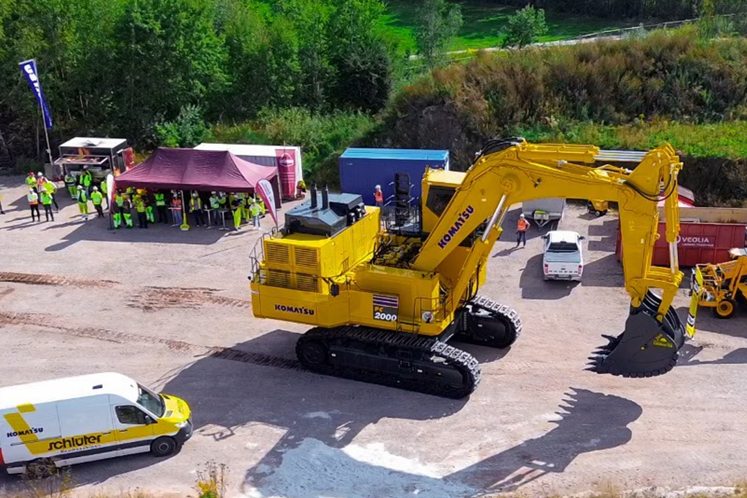 Schlüter für Baumaschinen liefert ersten 200-Tonnen-Bagger nach Deutschland