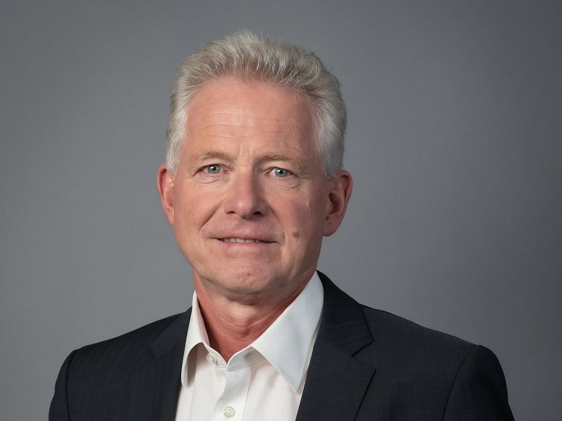 Dr. Hannes Zapf, Vorstandsvorsitzender der Deutschen Gesellschaft für Mauerwerks- und Wohnungsbau e.V. (DGfM) blickt in die Kamera