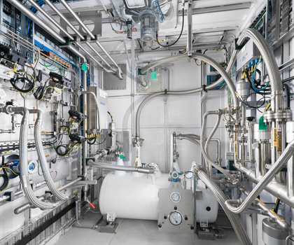 Wasserstoff industriell: Der Verflüssiger kühlt Wasserstoff-Gas auf kryogene Temperaturen (<20 K). Die so gewonnene Flüssigkeit ermöglicht Synergien mit supraleitenden Bauteilen.