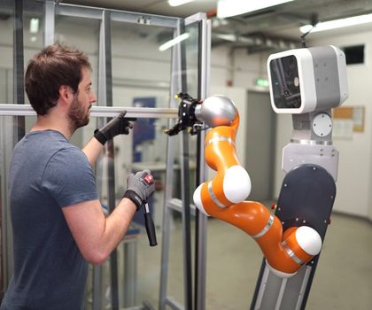 Neue Technologien für die sichere Mensch-Roboter-Kollaboration Neue Technologien für die sichere Mensch-Roboter-Kollaboration