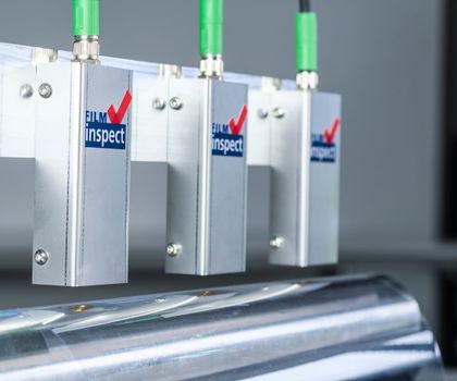Qualitätskontrolle ultradünner Barriereschichten: Infrarot-Sensor erfasst inline dünne Beschichtungen Qualitätskontrolle ultradünner Barriereschichten: Infrarot-Sensor erfasst inline dünne Beschichtungen