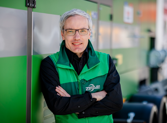 Mathias Fritsche, CEO von Zemmler Siebanlagen, lächelt vor einer Siebanlagen stehend in die Kamera. Mathias Fritsche, CEO von Zemmler Siebanlagen, lächelt vor einer Siebanlagen stehend in die Kamera.
