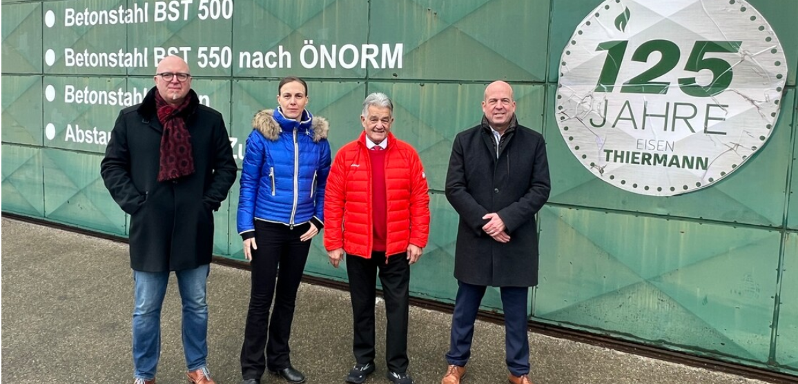 Markus Thiermann, Patricia Thiermann-Haase, Karl Angele und Jochen Früh vor dem Plakat 125 Jahre Eisen THiermann