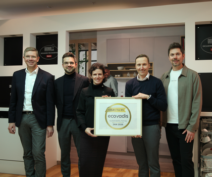 Miele erhält Gold im EcoVadis-Nachhaltigkeitsrating und ist damit unter den Top 2 % weltweit Das Projektteam freut sich über die Goldmedaille (von links): Christoph Wendker, Max Wagner, Rebecca Steinhage, Sascha Meinhardt und Sebastian Wegener.