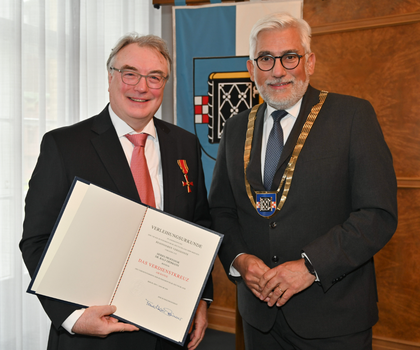 Bundesverdienstkreuz für Ralf Erdmann – Systembiochemiker der Ruhr-Universität Bochum Ralf Erdmann (links) wurde mit dem Bundesverdienstkreuz ausgezeichnet, das ihm Bochums Oberbürgermeister Jörg Lukat (rechts) im Rahmen einer Feierstunde im Rathaus überreichte. Ralf Erdmann (links) wurde mit dem Bundesverdienstkreuz ausgezeichnet, das ihm Bochums Oberbürgermeister Jörg Lukat (rechts) im Rahmen einer Feierstunde im Rathaus überreichte.