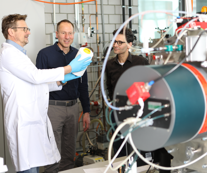 PFAS-freie Textilien: Empa entwickelt nachhaltige Plasma-Beschichtung für Outdoorbekleidung. Wissenschaftler der Empa, die das Plasmatechnologieverfahren zur PFAS-freien Herstellung von Outdoortextilien entwickelt haben am den dafür vorgesehenden Maschinen zur Imprägnierung der Garne. Auf dem Bild Das Empa-Team des Advanced Fibers Labor in St. Gallen : Martin Amberg, Dirk Hegemann und Patrick Rupper (v.l.n.r.).