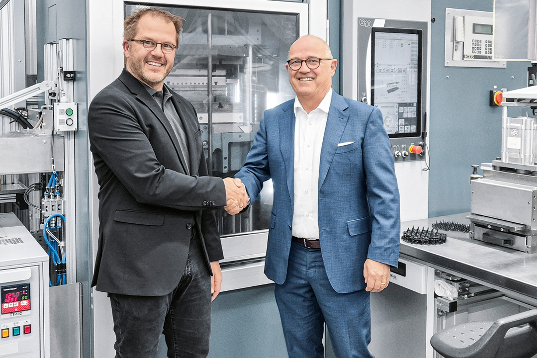 Festo übernimmt Neddermann: Ausbau der Dichtungstechnologie Der bisherige Geschäftsführer und Inhaber der Neddermann GmbH, Matthias Knieß (rechts), geht in den Ruhestand. Er hat die Führung an Sebastian Schill, Leiter der Technologiefabrik von Festo in Scharnhausen, übergeben.